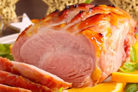 Soczysta szynka z pomarańczową glazurą, idealna do pieczenia. Dowiedz się, jak zamarynować szynkę przed pieczeniem, by uzyskać ten smak.