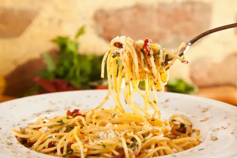Pyszne spaghetti z suszonymi pomidorami i ziołami. Idealne, by dowiedzieć się, czym doprawić spaghetti.
