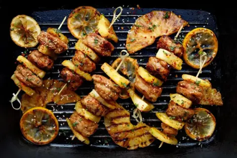 Szabli z mięsem, ananasem i cytryną na grillu.