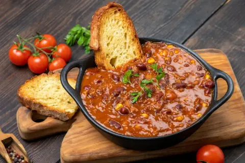 Gęste chili con carne z fasolą i kukurydzą, podane z grzankami. Idealne co na obiad na kilka dni, sycące i aromatyczne.