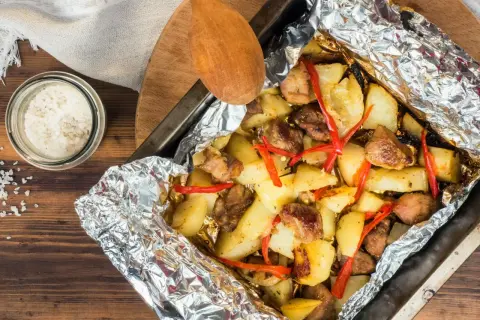 Szybki obiad z piekarnika: pieczone ziemniaki z mięsem i papryczką chili w folii aluminiowej.