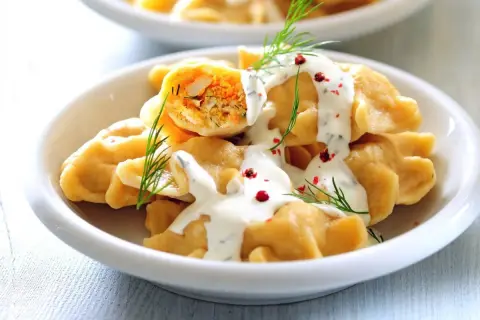 Pyszne pierogi z rybą, polane sosem i posypane koperkiem. Idealny szybki obiad na Wielki Piątek.