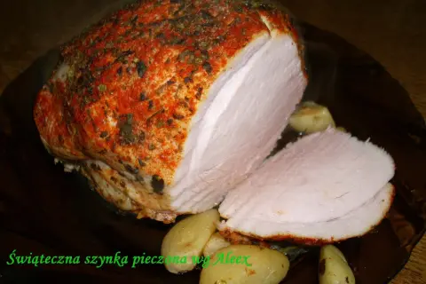 Świąteczna szynka pieczona na święta, przyprawiona ziołami i papryką, podana z czosnkiem.