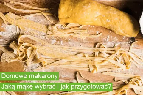 Świeży, domowy makaron jajeczny na drewnianym blacie, posypany mąką.