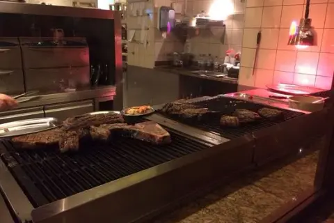 Grill Royal Berlin – eleganckie steki i niezapomniane widoki