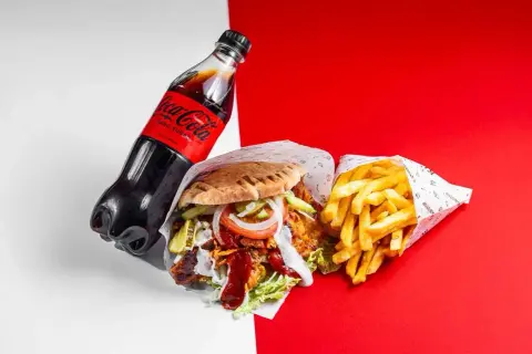 Pyszny kebab z frytkami i Coca-Colą Zero. Zastanawiasz się, ile kcal ma kebab z frytkami? To sycący posiłek!