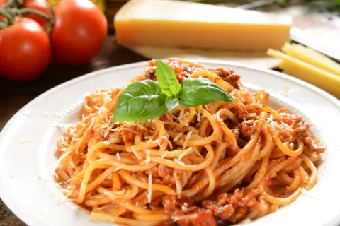Jak podawać spaghetti, aby zachwycić gości i uniknąć faux pas