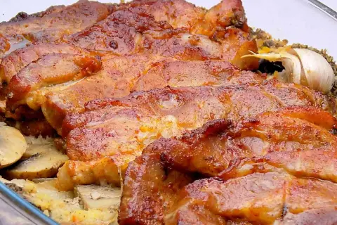 Soczysta karkówka pieczona z ziemniakami i czosnkiem. Idealny pomysł, co zrobić z karkówki na obiad, by zachwycić domowników.