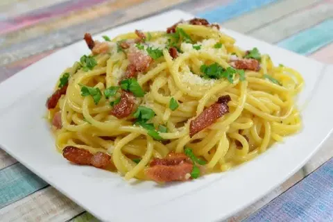 Pyszne spaghetti carbonara z kurczakiem w 40 minut – idealne dla rodziny