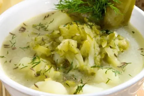 Zupa ogórkowa z ziemniakami, koprem i kminkiem. To właśnie kminek i koperek to kluczowe przyprawy do zupy ogórkowej, nadające jej charakterystyczny smak.
