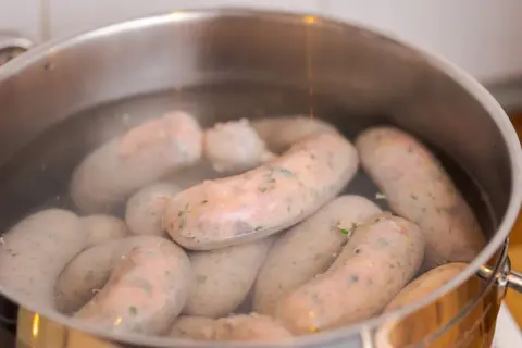 Kiełbasy parzą się w garnku z wodą. Dowiedz się, jak długo parzyć kiełbasę, by była idealna.