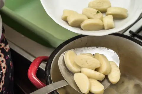 Gotowane kluski śląskie, tradycyjne danie, co można jeść w Wielki Piątek.