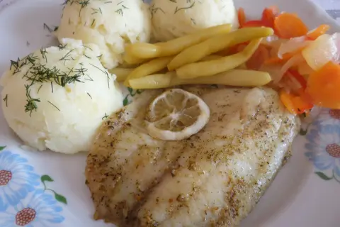 Pieczony mintaj z puree ziemniaczanym, fasolką i warzywami.