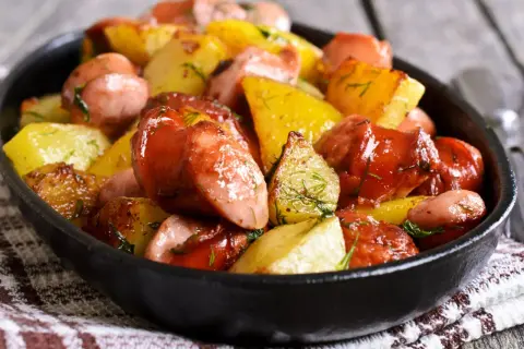 Pyszne pieczone ziemniaki z kiełbasą i koperkiem. Idealne danie, co zrobic z kielbasa na obiad.