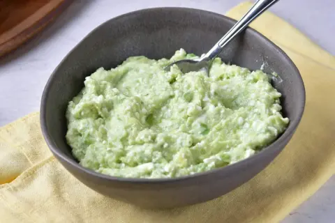 Zielona pasta z twarogu z awokado i szczypiorkiem. Świetny pomysł, co można zrobić z twarogiem na kanapki.