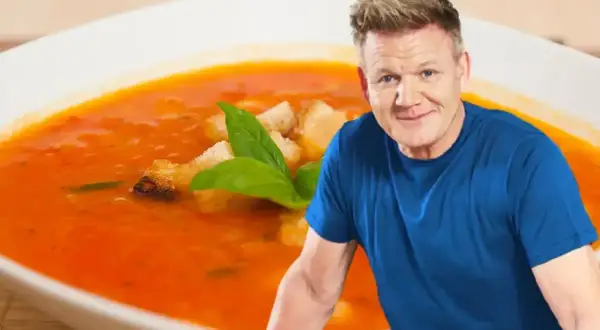 Gordon Ramsay obok miski z pomidorową zupą i grzankami.