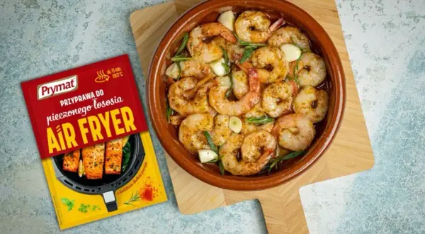 Soczyste krewetki w naczyniu, obok przyprawa Prymat do Air Fryer.