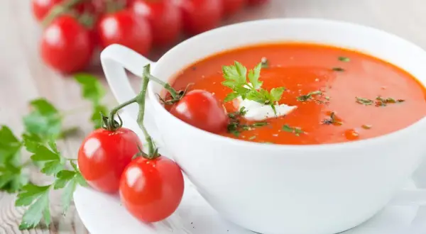 Aksamitna zupa pomidorowa z pomidorkami koktajlowymi i natką pietruszki. Czy zupa pomidorowa podnosi cukier? Zależy od składników.