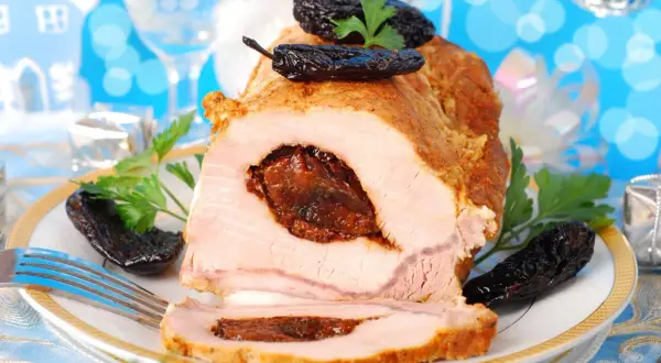 Schab ze śliwką, pieczony do perfekcji, z widocznym nadzieniem. Idealny na świąteczny stół.