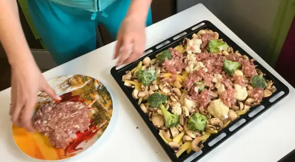 Przygotowanie pysznego obiadu z piekarnika: ziemniaki, pieczarki, brokuły i mielone mięso na blasze.