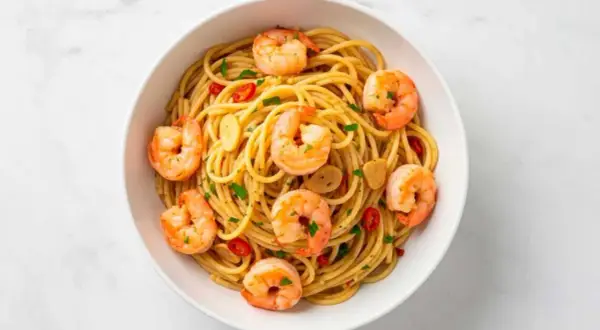 Makaron spaghetti z krewetkami, czosnkiem i chili. Pyszne danie, którego makaron spaghetti kcal po ugotowaniu jest idealny na lekki obiad.