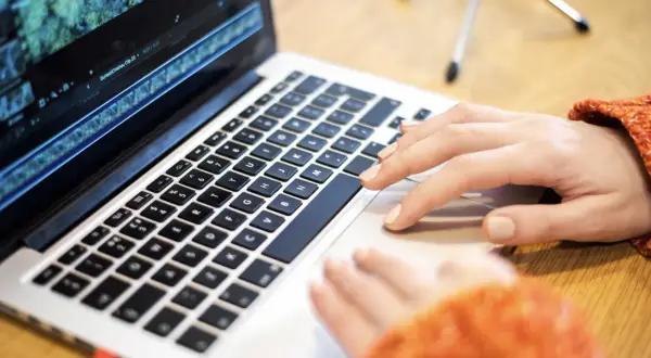 Dlaczego klikamy w kontrowersyjne treści, które nam podsuwa internet?