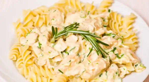 Fusilli z kurczakiem w kremowym sosie, udekorowane rozmarynem.