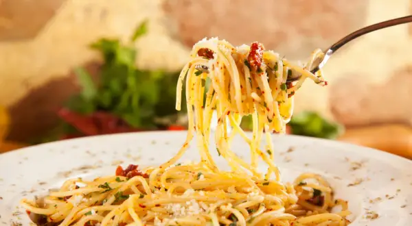 Pyszne spaghetti z suszonymi pomidorami i ziołami. Idealne, by dowiedzieć się, czym doprawić spaghetti.