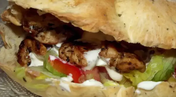 Kebab w picie z grillowanym kurczakiem, warzywami i sosem.