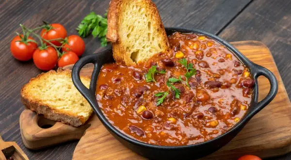 Gęste chili con carne z fasolą i kukurydzą, podane z grzankami. Idealne co na obiad na kilka dni, sycące i aromatyczne.