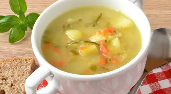 Jak przyprawić zupę ogórkową? Aromatyczna zupa z ziemniakami, marchewką i ogórkiem kiszonym, podana z chlebem i bazylią.