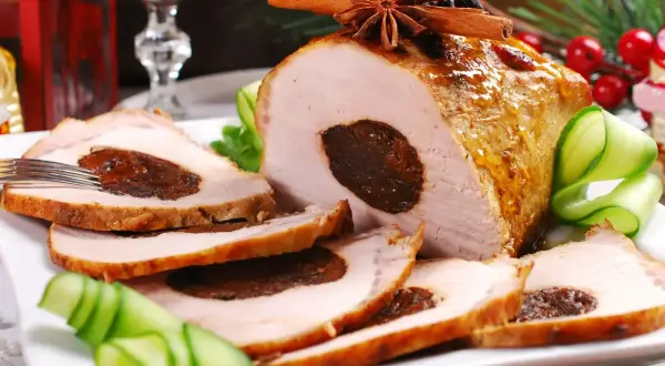 Soczysty schab ze śliwką, idealny na święta. Sekret jak upiec schab ze śliwką żeby był soczysty tkwi w aromatycznych przyprawach i owocach.