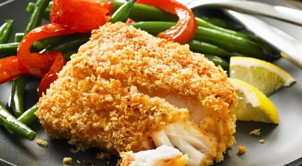Chrupiący filet rybny w panierce panko z fasolką szparagową, papryką i cytryną.