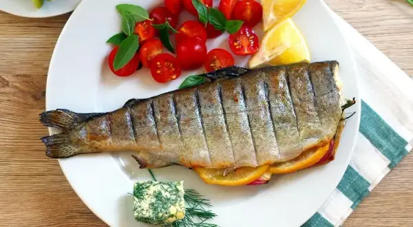 Jak przygotować pstrąga z grilla, aby był idealnie soczysty?