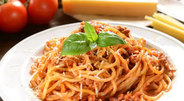 Jak podawać spaghetti, aby zachwycić gości i uniknąć faux pas