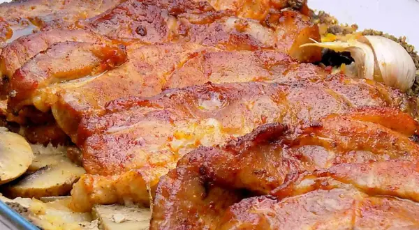 Soczysta karkówka pieczona z ziemniakami i czosnkiem. Idealny pomysł, co zrobić z karkówki na obiad, by zachwycić domowników.