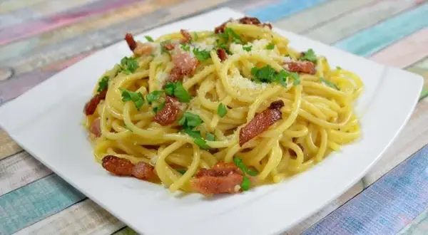Pyszne spaghetti carbonara z kurczakiem w 40 minut – idealne dla rodziny