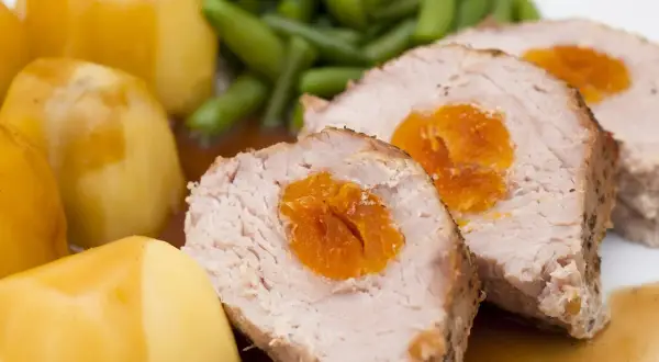 Schab nadziewany morelami, podany z ziemniakami i fasolką szparagową. Pyszny pomysł, czym można nadziać schab.