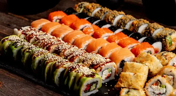 Jakie sushi na pierwszy raz? Przewodnik dla osób, które dopiero zaczynają przygodę z kuchnią japońską
