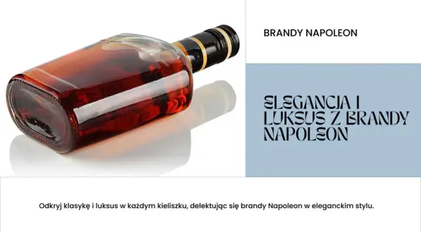 Butelka brandy Napoleon z bursztynowym płynem na białym tle.