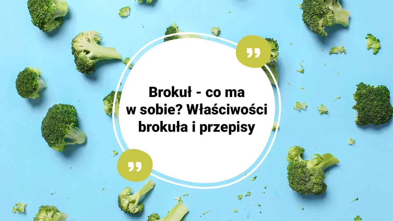 Kawałki brokułów na niebieskim tle, z tekstem "Brokuł - co ma w sobie? Właściwości brokuła i przepisy".