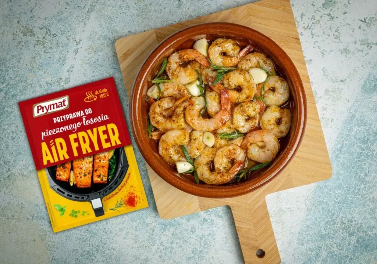 Soczyste krewetki w naczyniu, obok przyprawa Prymat do Air Fryer.