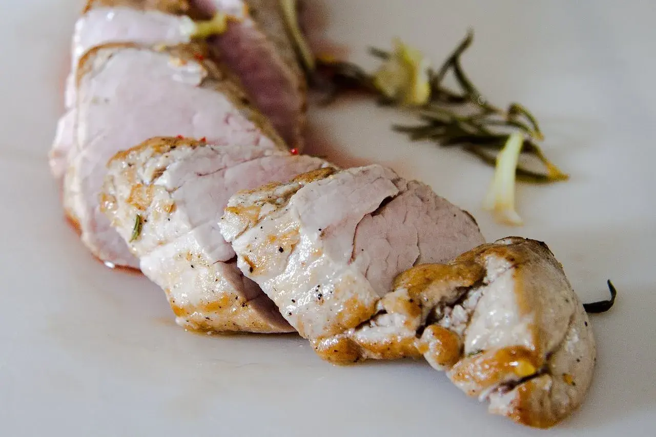 Soczysta polędwiczka wieprzowa, idealnie upieczona. Dowiedz się, polędwiczka wieprzowa ile piec, by osiągnąć taki efekt.