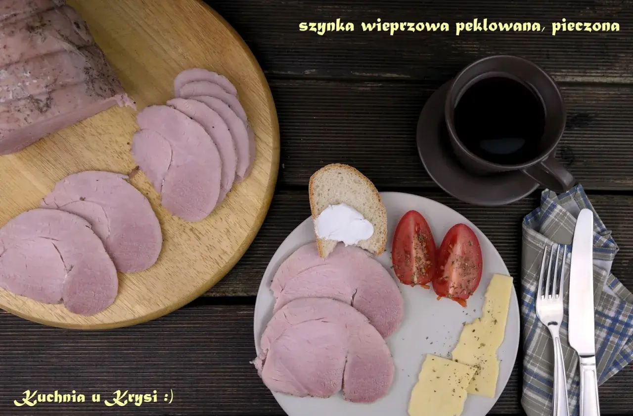 Pyszna szynka kulka na obiad, pokrojona w plastry, z chlebem, pomidorami i serem. Idealna na lekki posiłek.