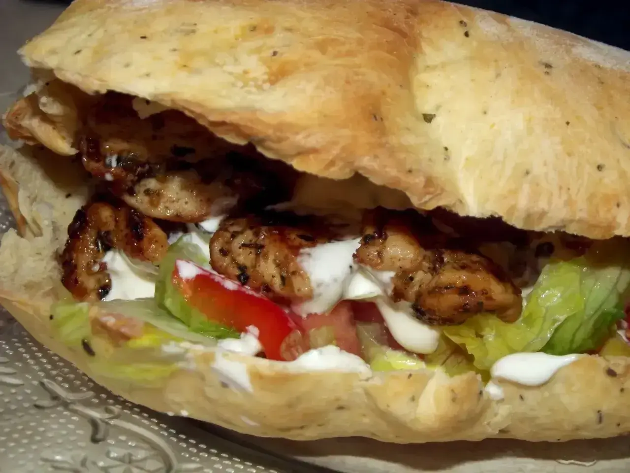 Kebab w picie z grillowanym kurczakiem, warzywami i sosem.