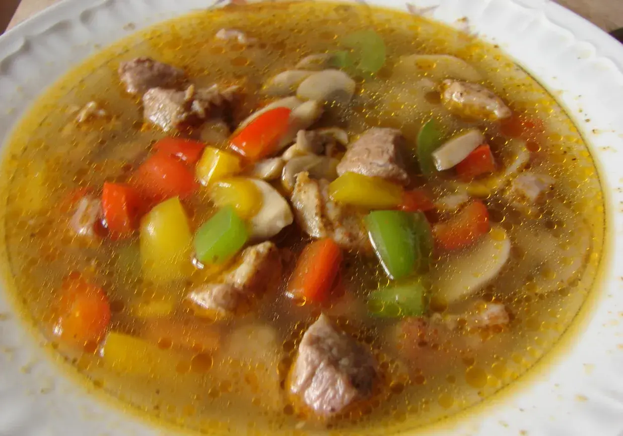 Zupa paprykowa z mięsem, pieczarkami i kolorową papryką w bulionie.