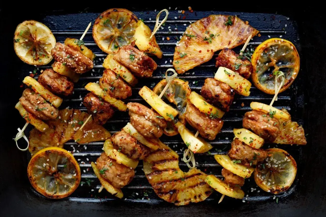 Szabli z mięsem, ananasem i cytryną na grillu.