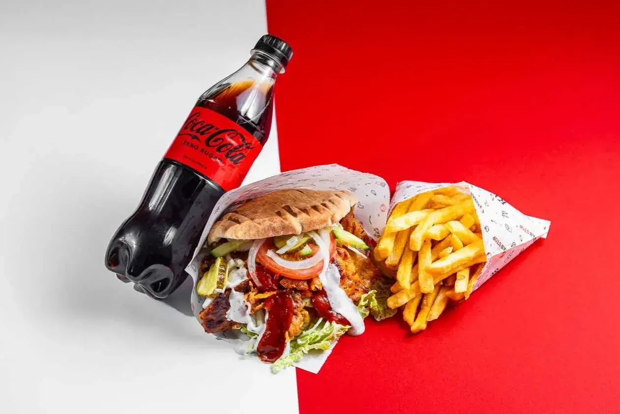 Pyszny kebab z frytkami i Coca-Colą Zero. Zastanawiasz się, ile kcal ma kebab z frytkami? To sycący posiłek!