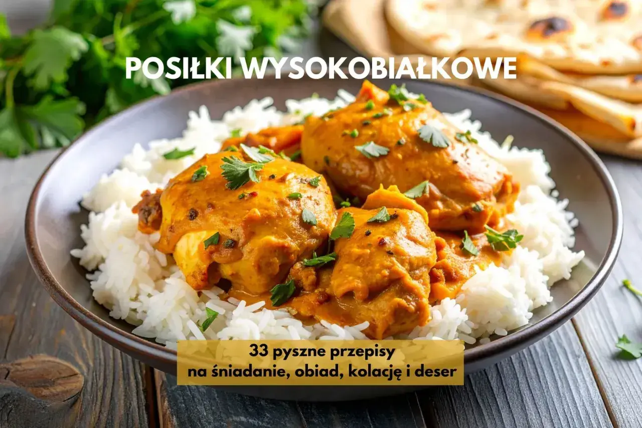 Danie z kurczaka w sosie curry z ryżem, posypane natką pietruszki.