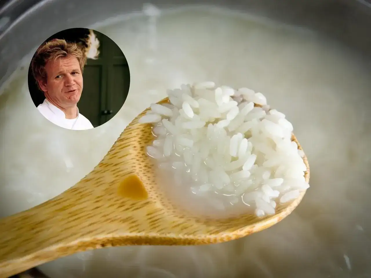 Gordon Ramsay i łyżka ryżu gotującego się w garnku.